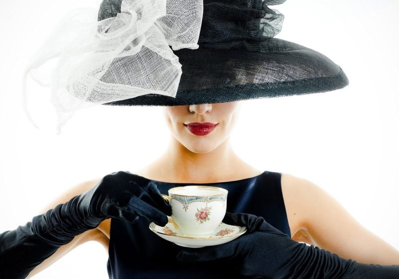 Elegant beautiful woman with hat and jewelry manners | The Sublime Woman