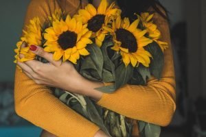 10 Commandments of a Real Woman flowers in woman's hands | The Sublime Woman