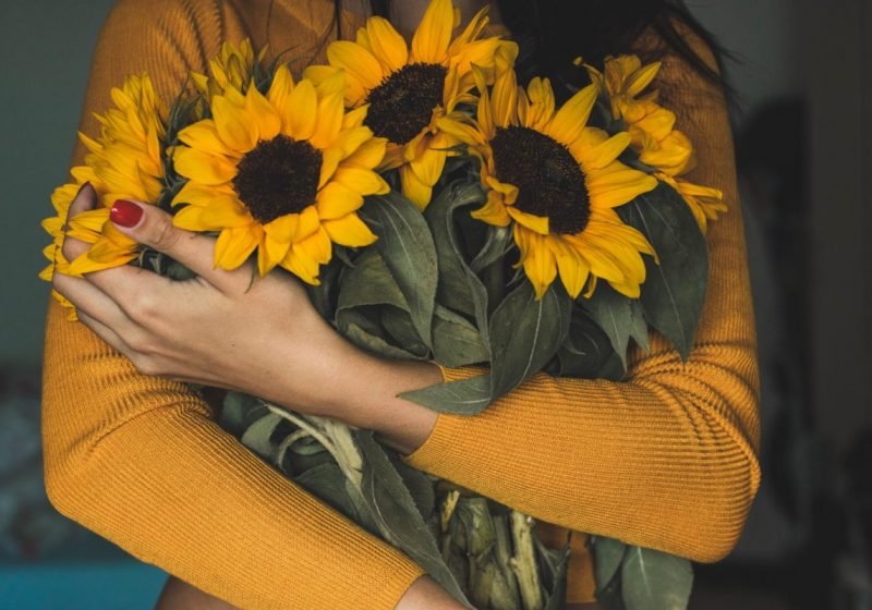 10 Commandments of a Real Woman flowers in woman's hands | The Sublime Woman